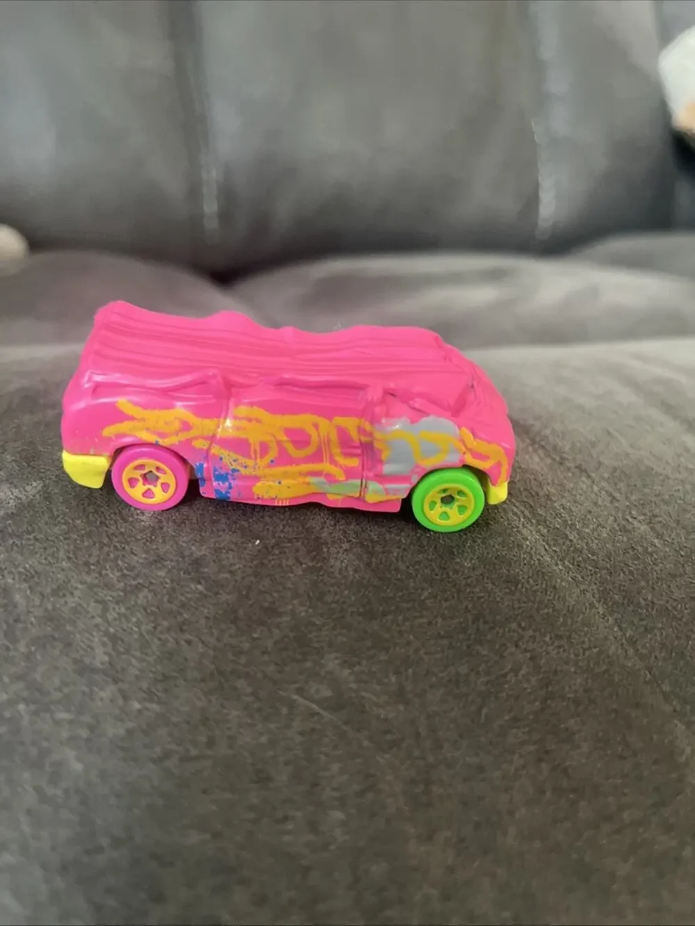 Hot Wheels Blind-Sided Pink Diecast Crushed Car Van 2019 Neon Monster 1:64